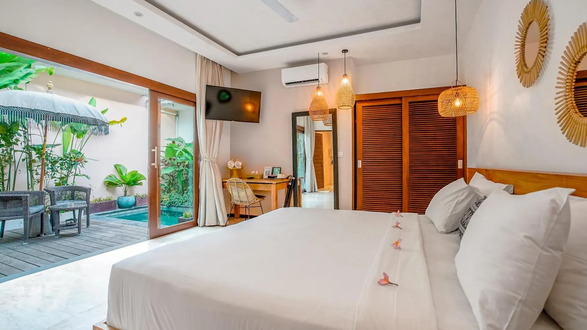 Frangipani Villa Kuning At Berawa Canggu